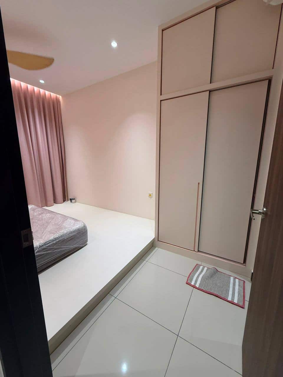 For Rent （JQ8572）

*Veranda Residence Near CIQ*

U… 6