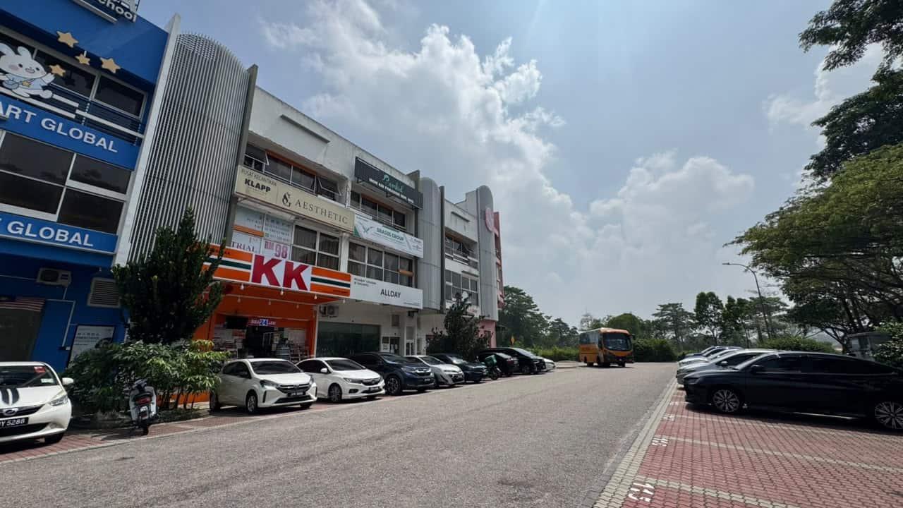 FOR RENT (JE0412)

SHOP - Ground Floor
📍 Taman Ser… 4