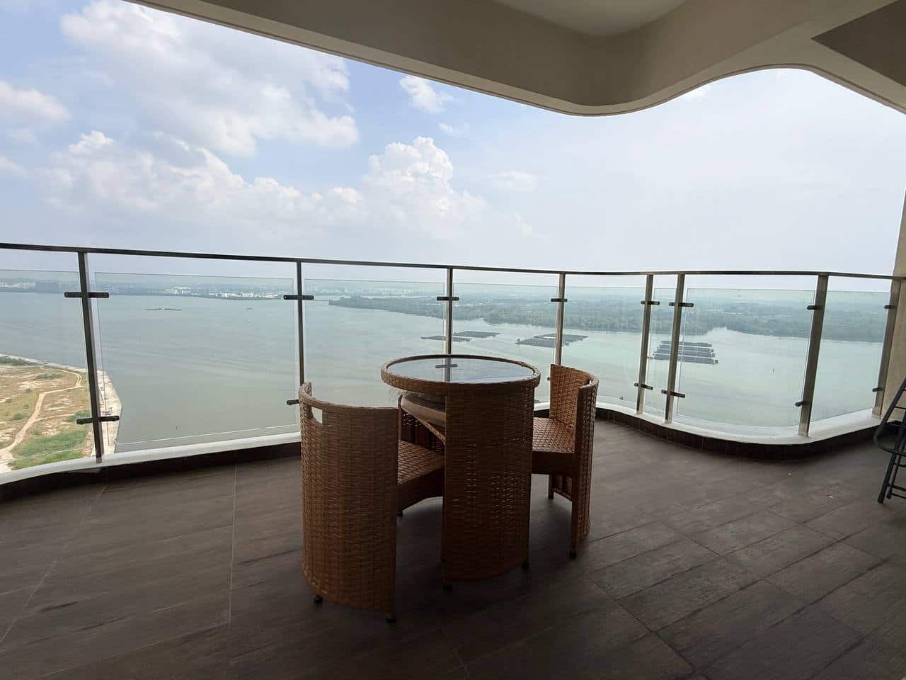 For Rent （JQ8572）

*Veranda Residence Near CIQ*

U… 3