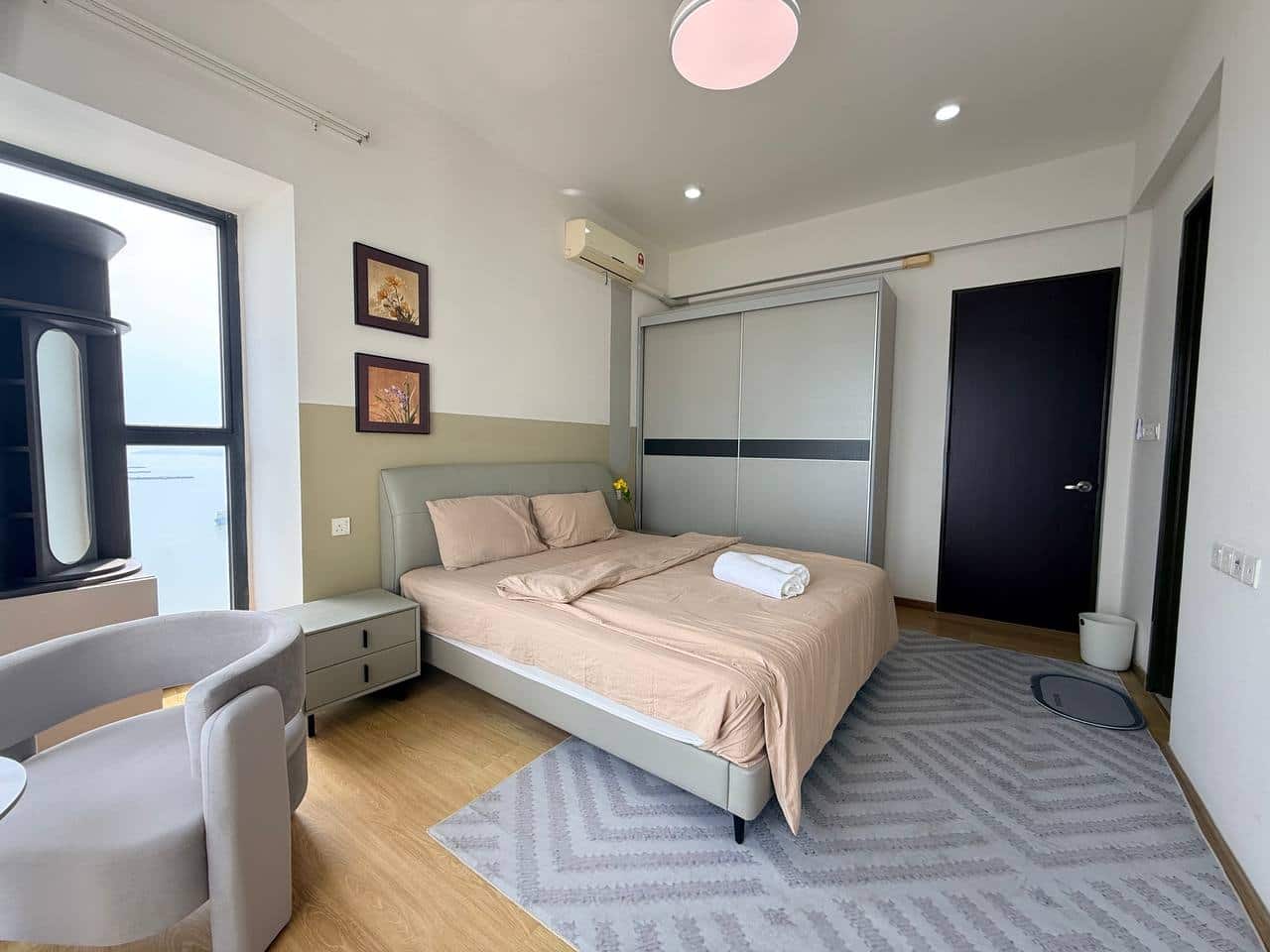For Rent （JQ8572）

*Veranda Residence Near CIQ*

U… 5