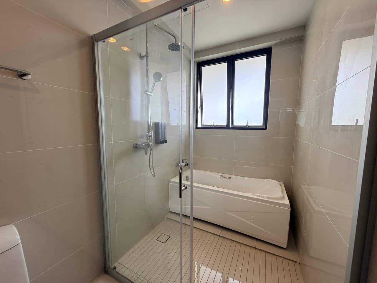 For Rent （JQ8572）

*Veranda Residence Near CIQ*

U… 6