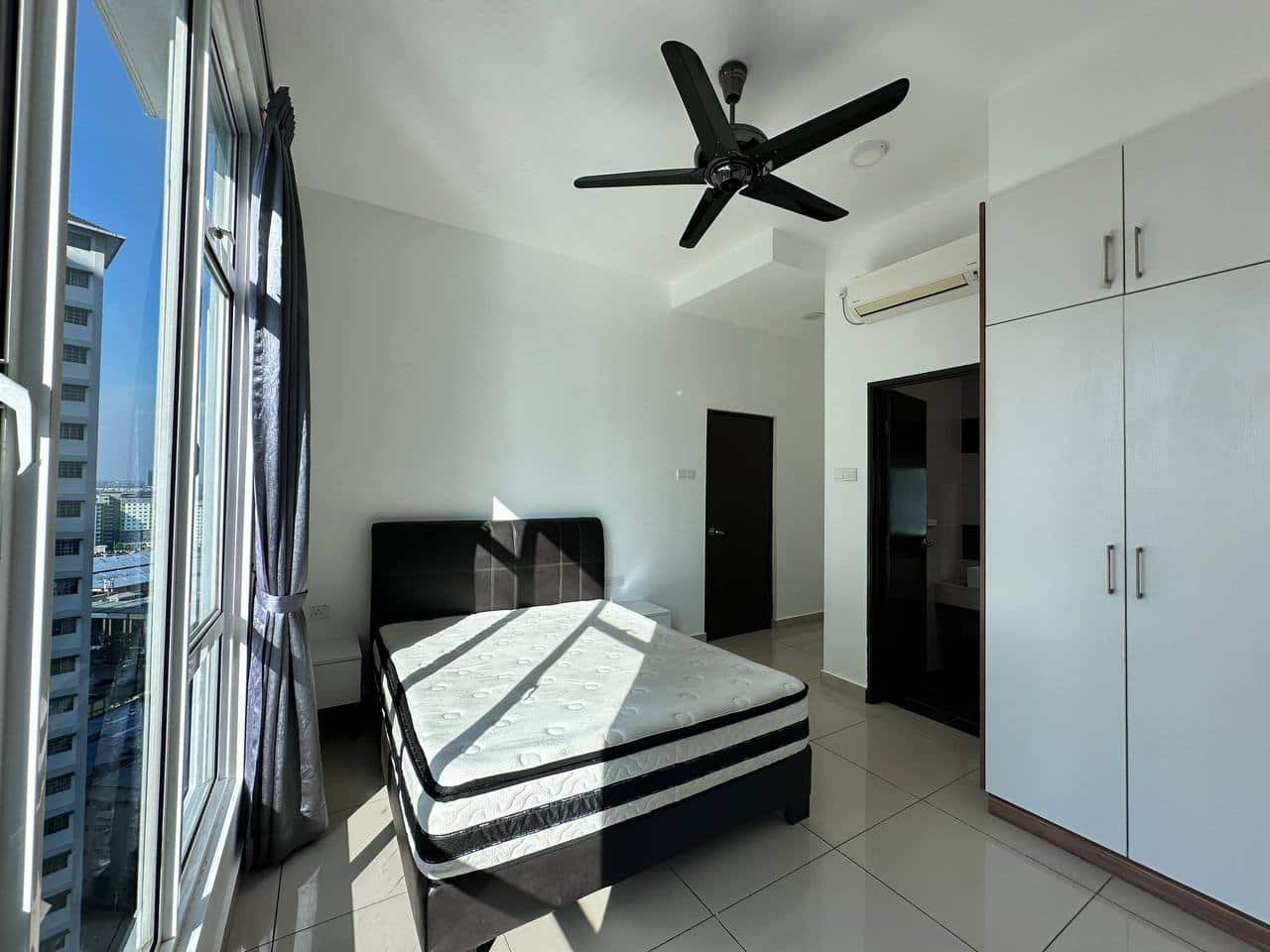 Condominium Larkin 3