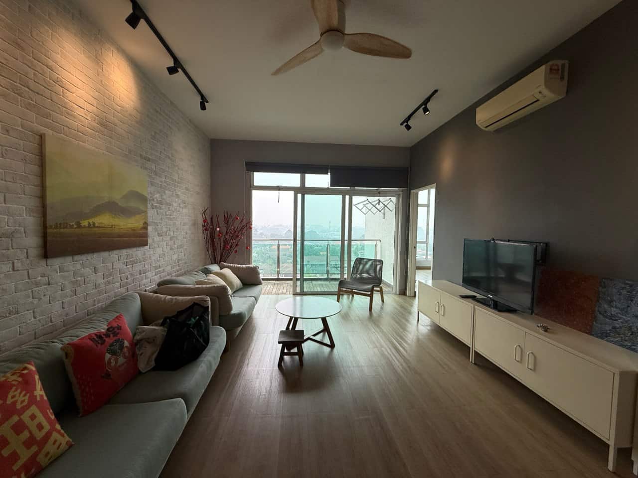 Condominium Larkin 1