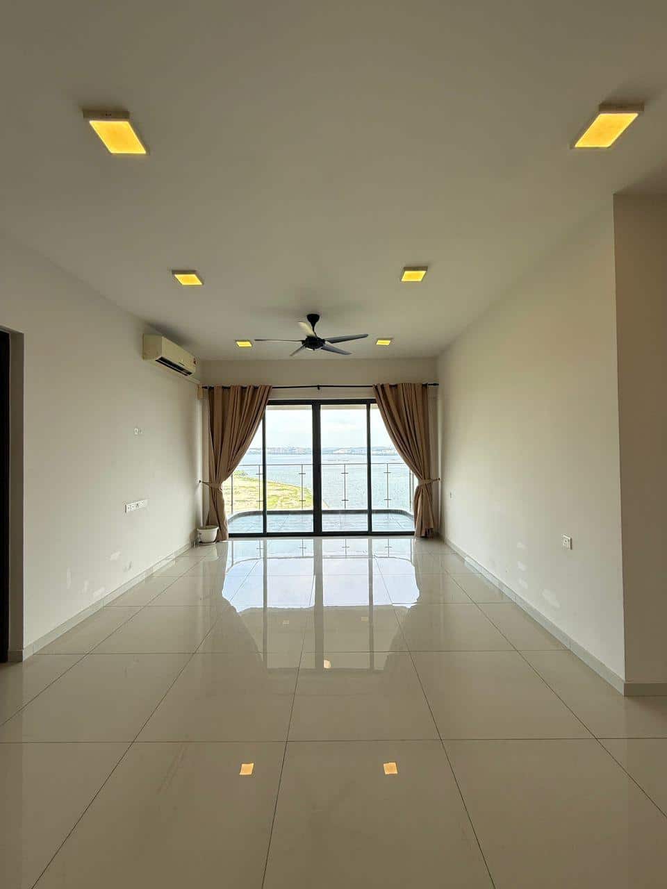 Condominium Country Garden Danga Bay 1