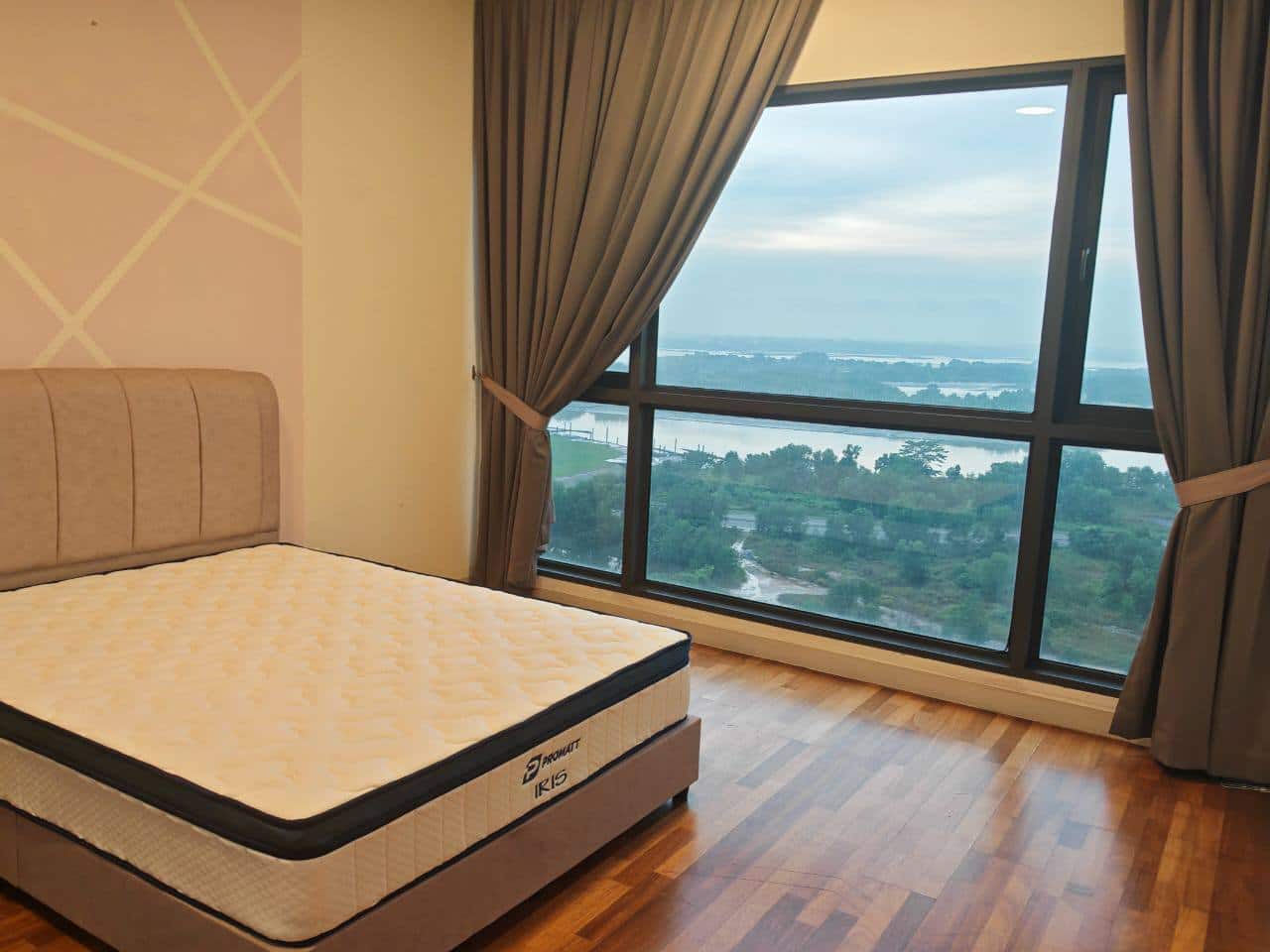 Condo Danga Bay 4