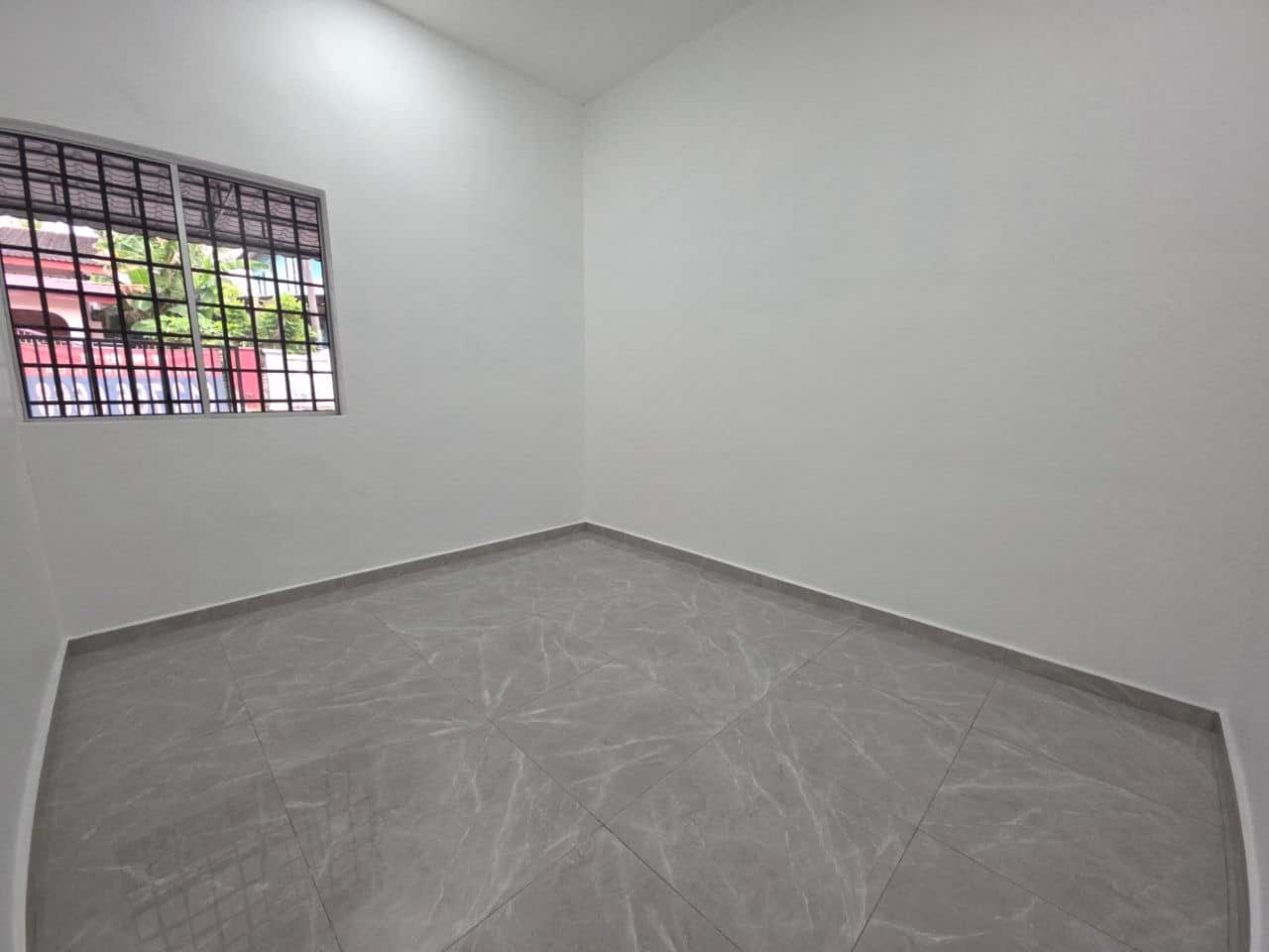 Double Storey Terrace Pekan Nanas 5