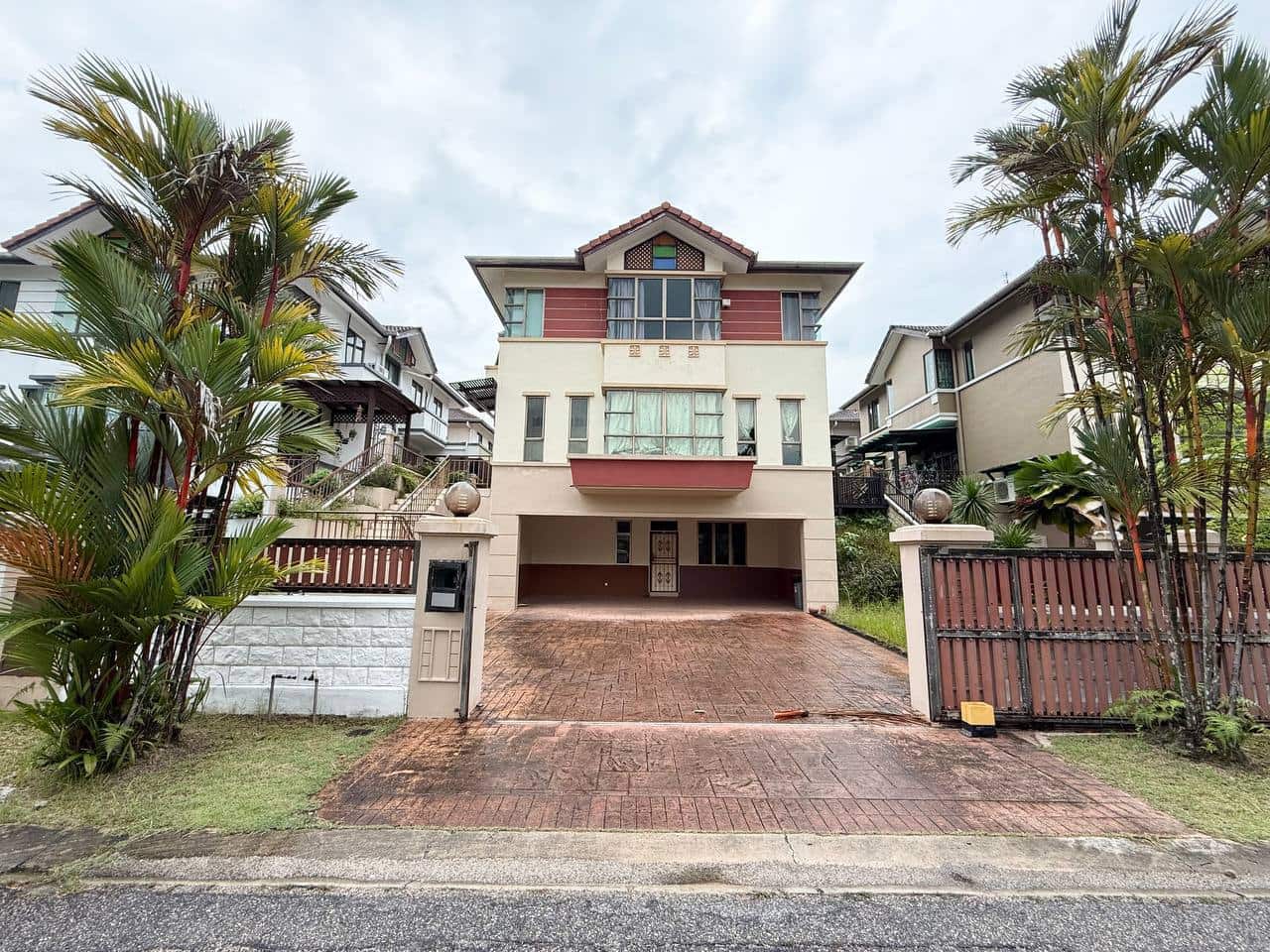 2.5 Storey Semi-D Austin Heights