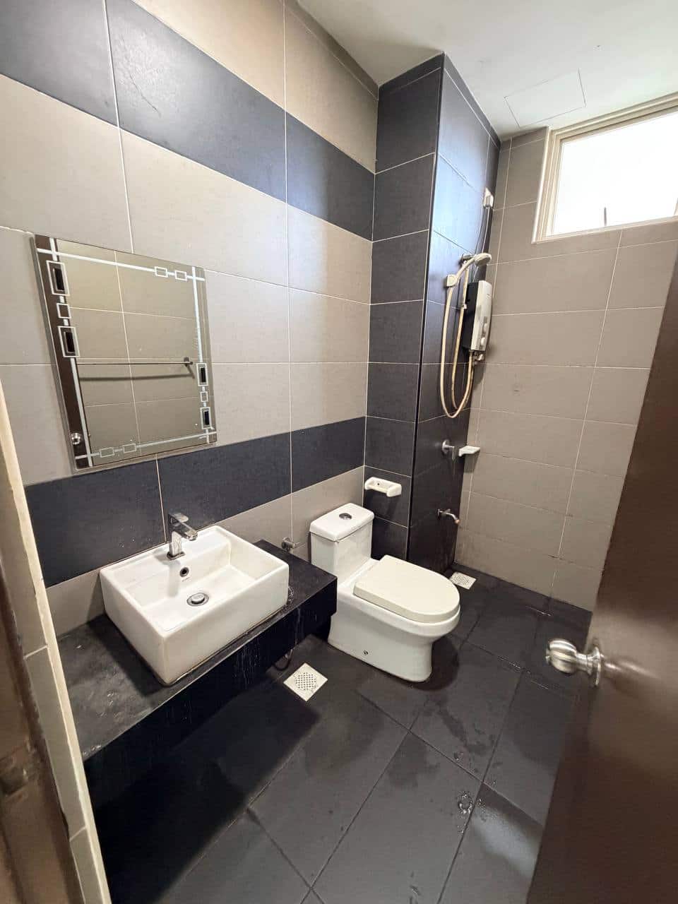 Condo Larkin 8