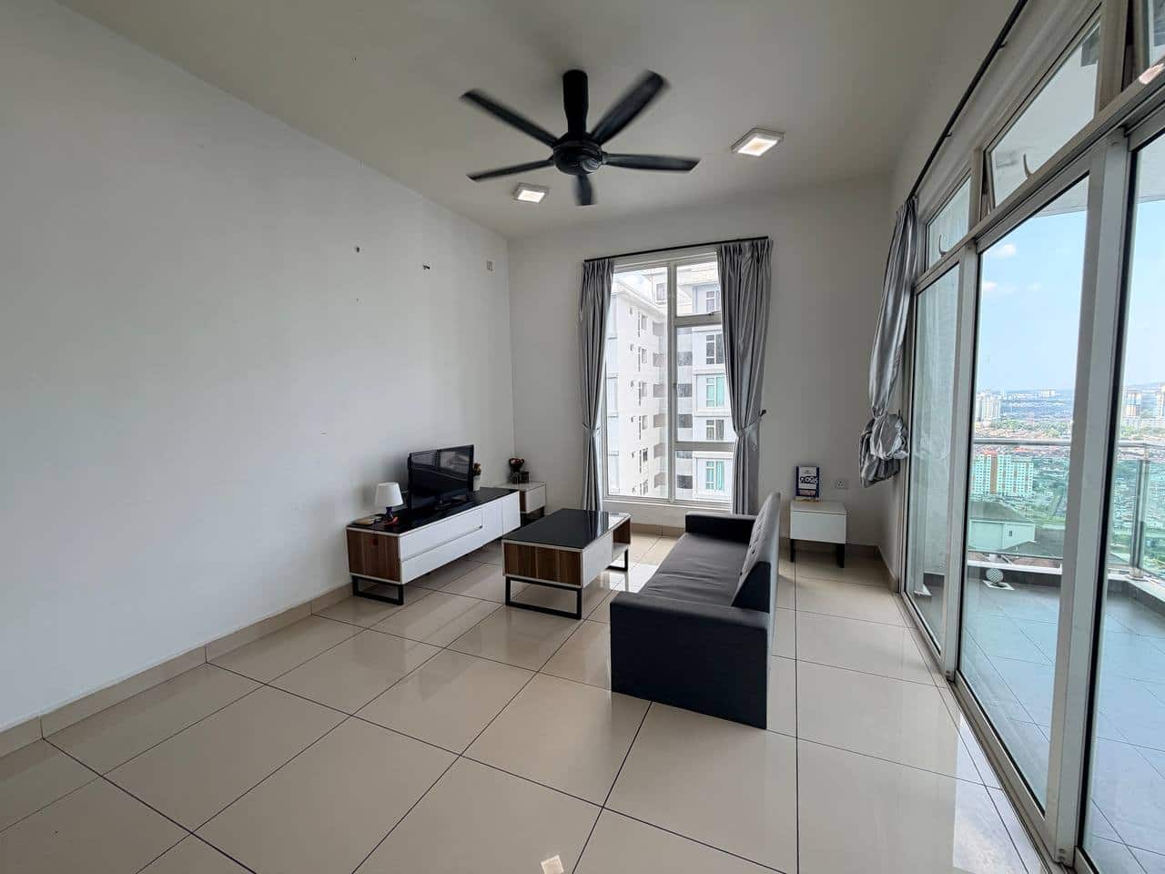 Condo Larkin 2