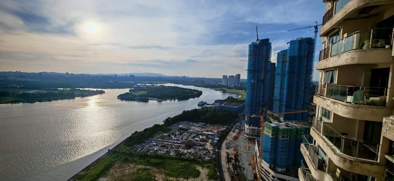 Master bedroom with balcony sea view Royal Strand Country Garden Danga Bay