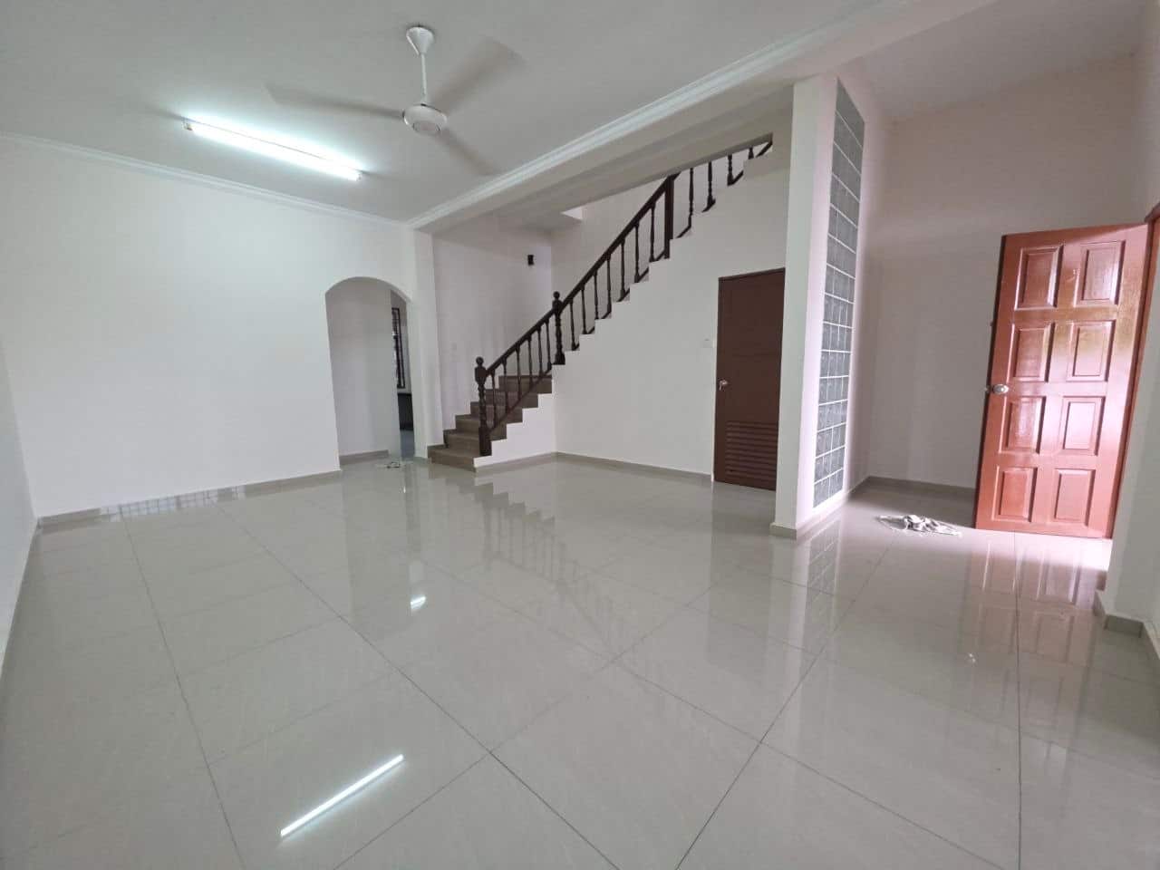 Double Storey Terrace Jalan Mewah Pekan Nanas