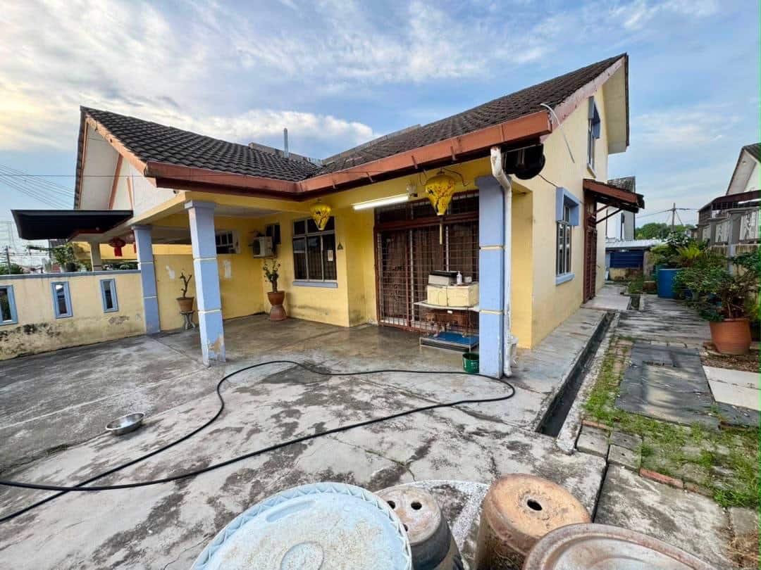 1.5 Storey Semi D Jalan Api-Api 1x 1
