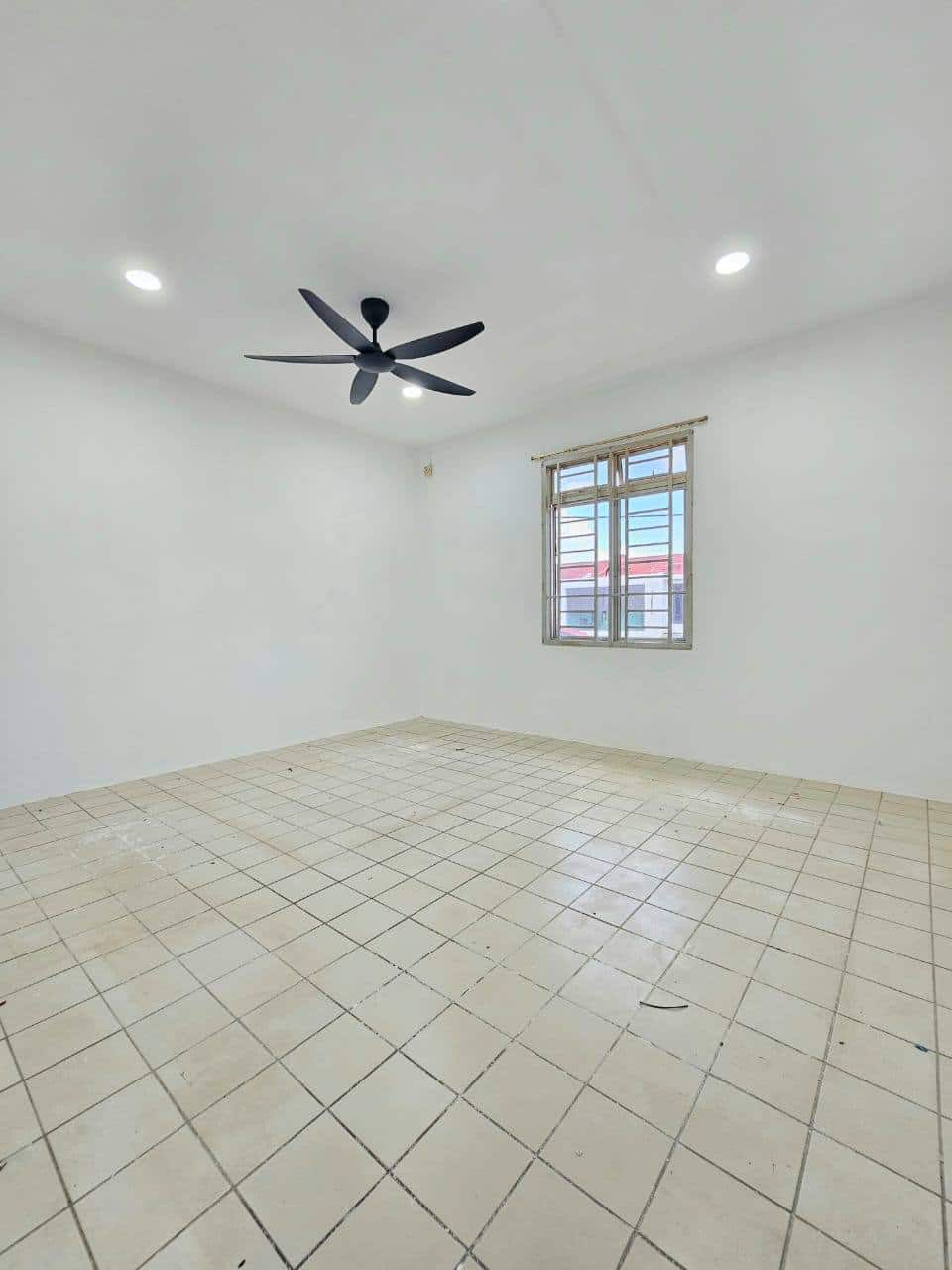 Double Storey Medium Cost End Lot Setia Indah 6
