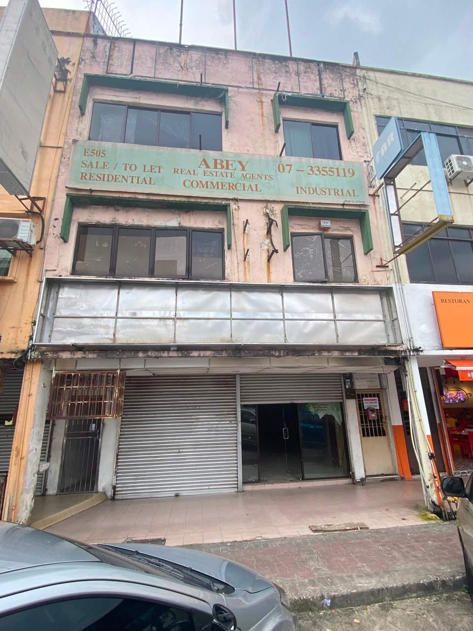 3 Storey shop Ground Floor Taman Pelangi 2