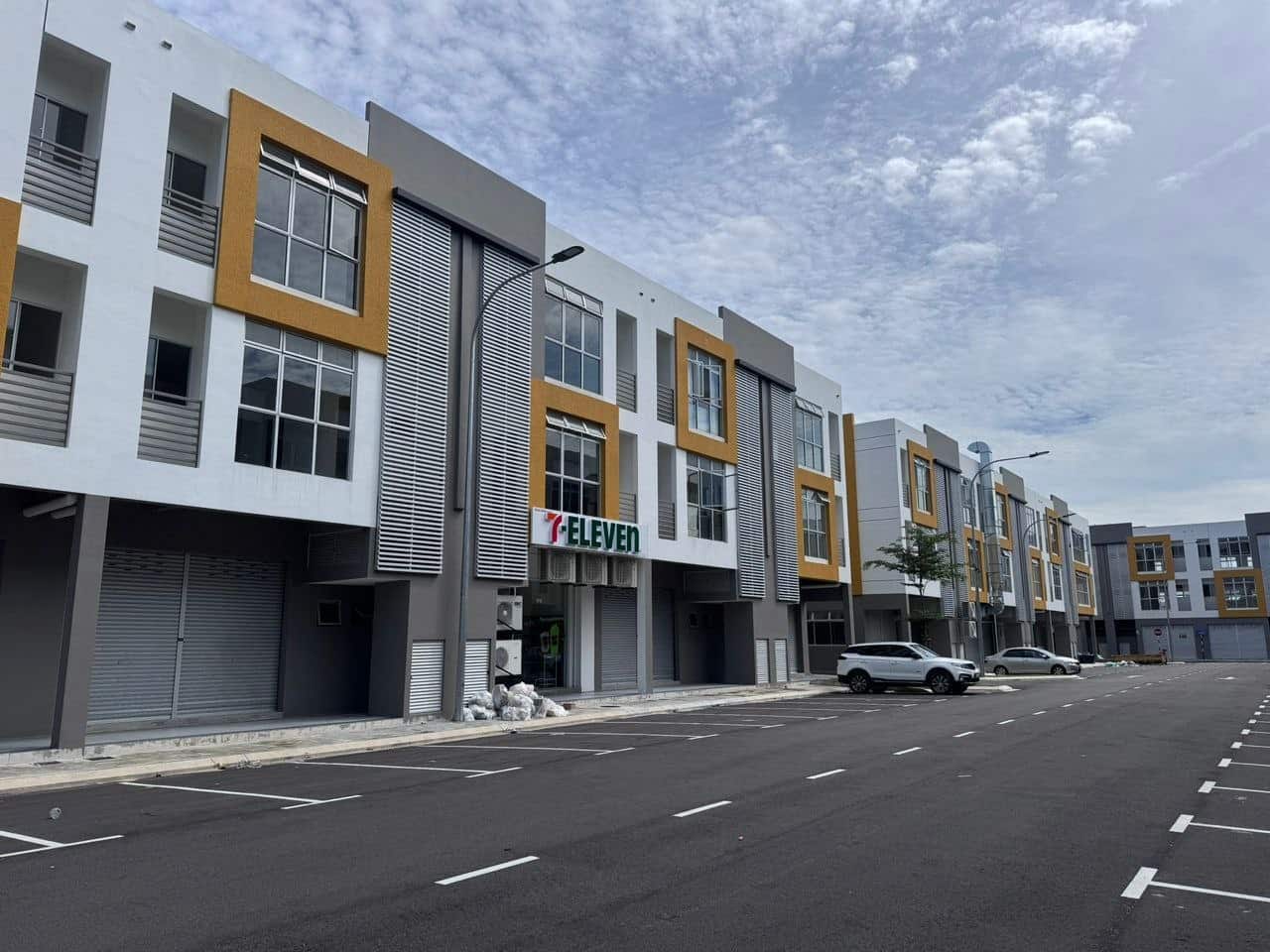 3-Storey Shoplot Taman Molek 3