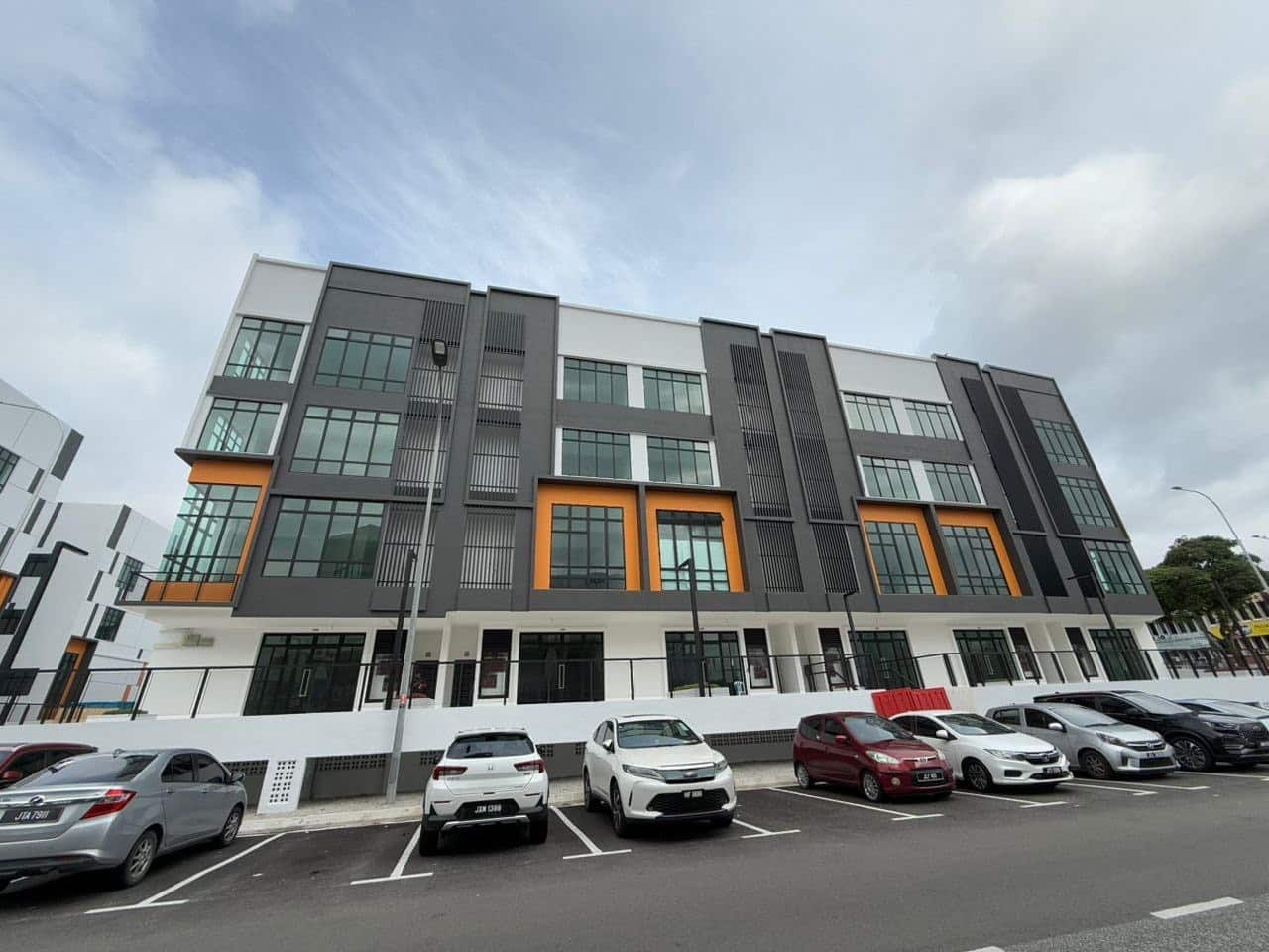 4 Storey Shoplot Intermediate Taman Pelangi 1