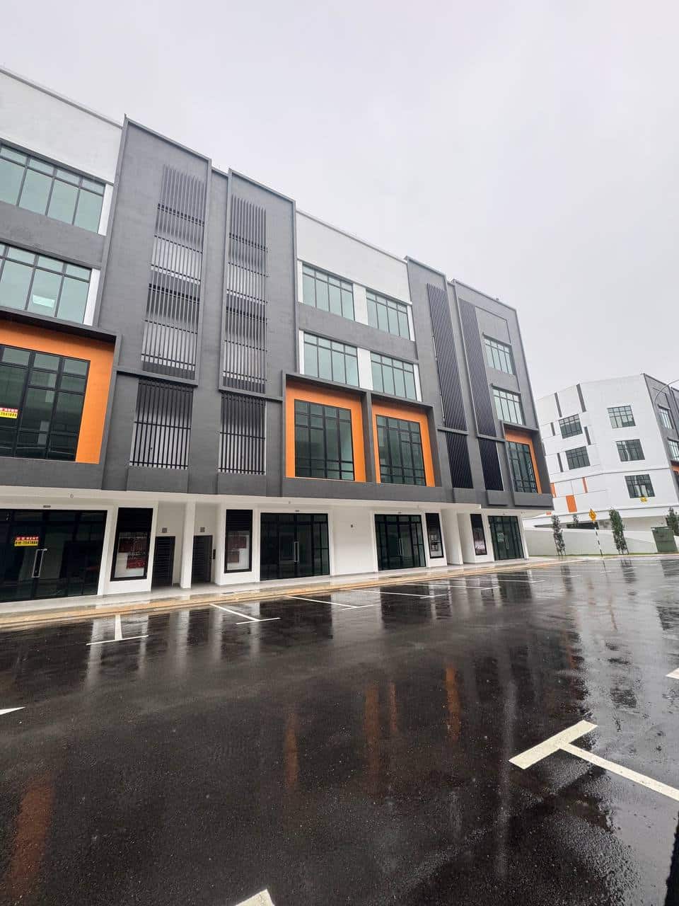 4 Storey Shoplot Intermediate Taman Pelangi 3