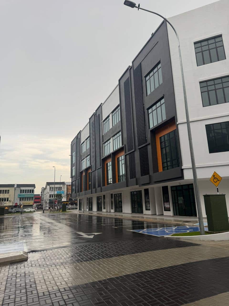 4 Storey Shoplot Intermediate Taman Pelangi 4