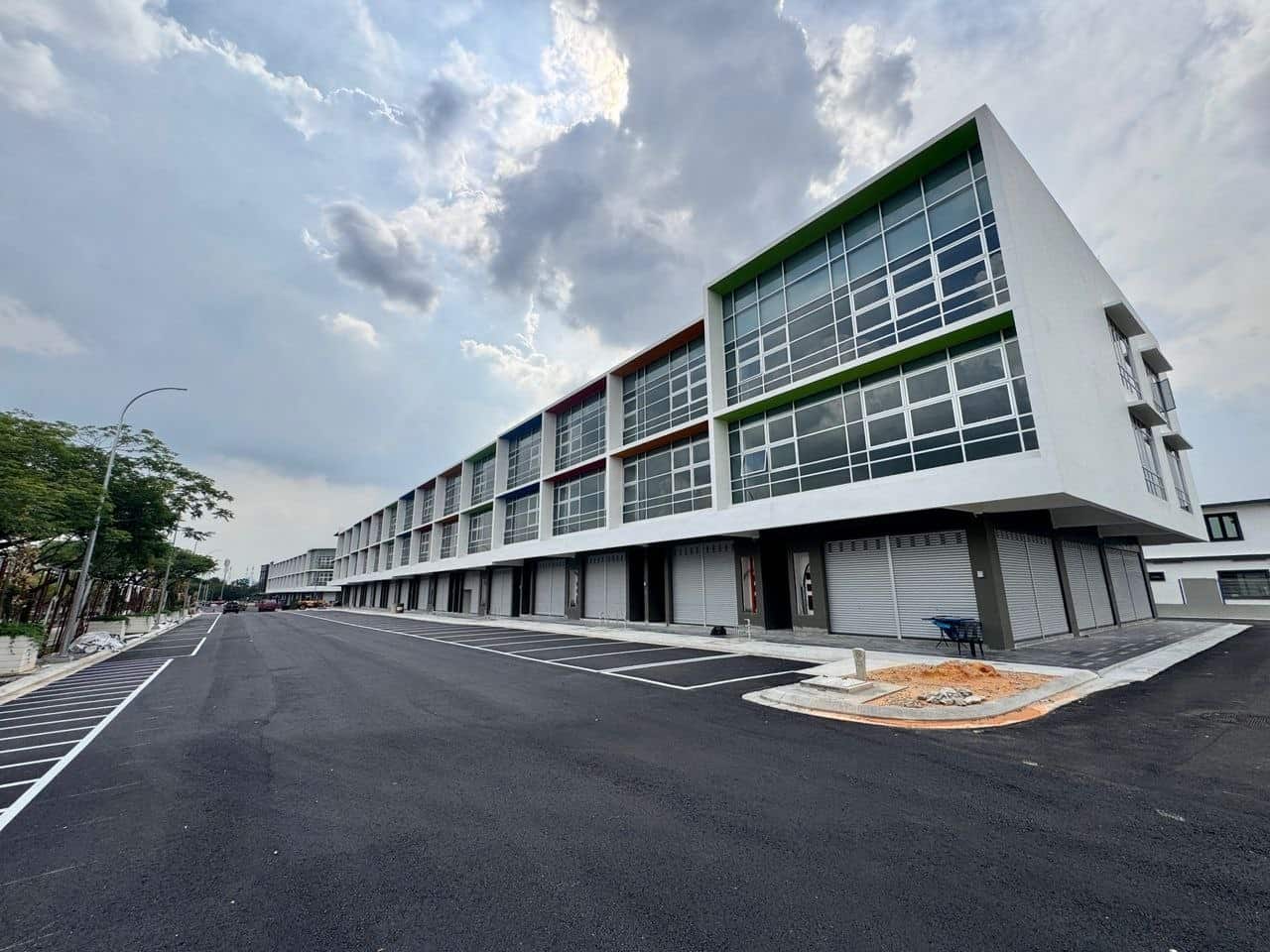 3-Storey Intermediate Shoplot Bandar Dato Onn Perjiranan 15/28 2