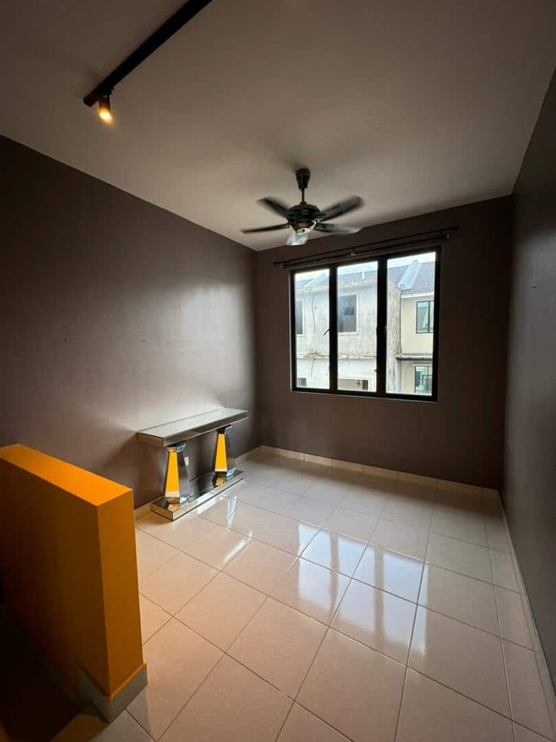 Double Storey End Lot House Taman Austin Duta 5