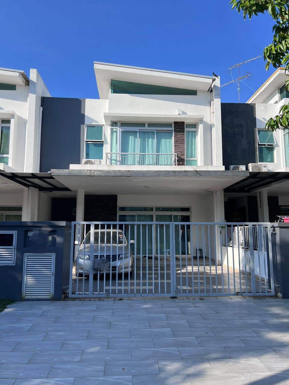*For Sale* 
*Two unit next door有两间隔壁出售*

The Hills… 1