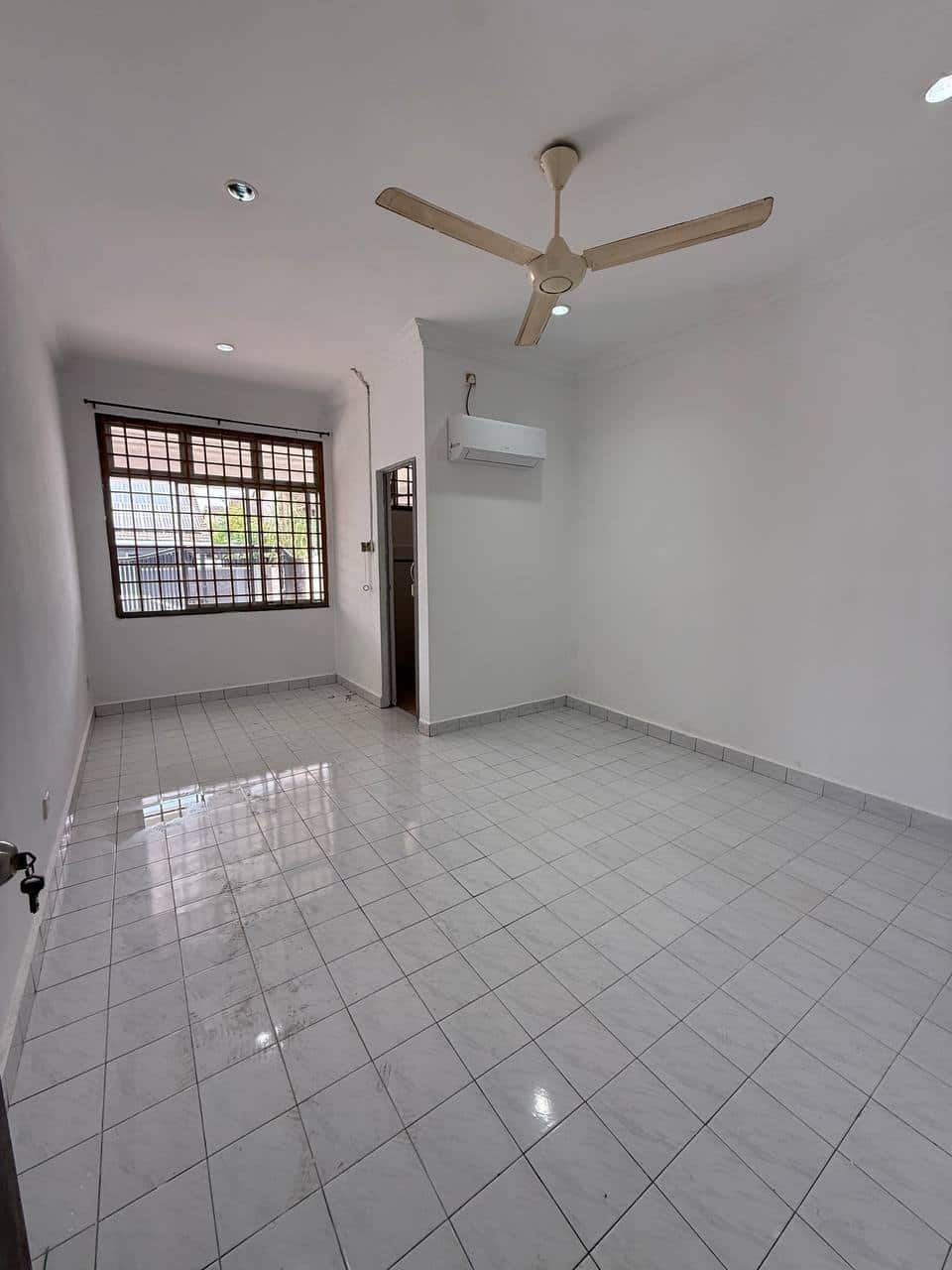 *For Rent*   FF0033

*Taman Megah Ria*

- 1.5 Stor… 4