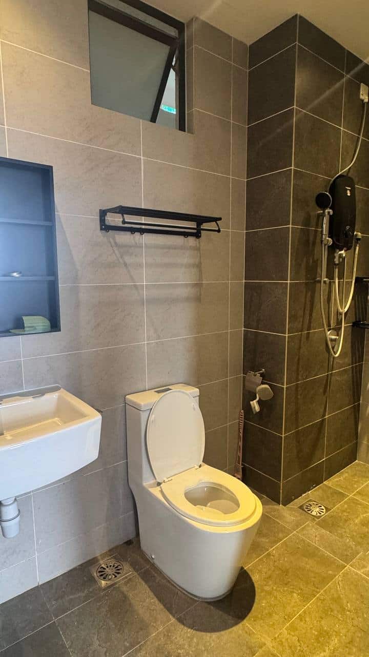 FOR RENT (JC6862)
Walking distance to CIQ
Twin tow… 5