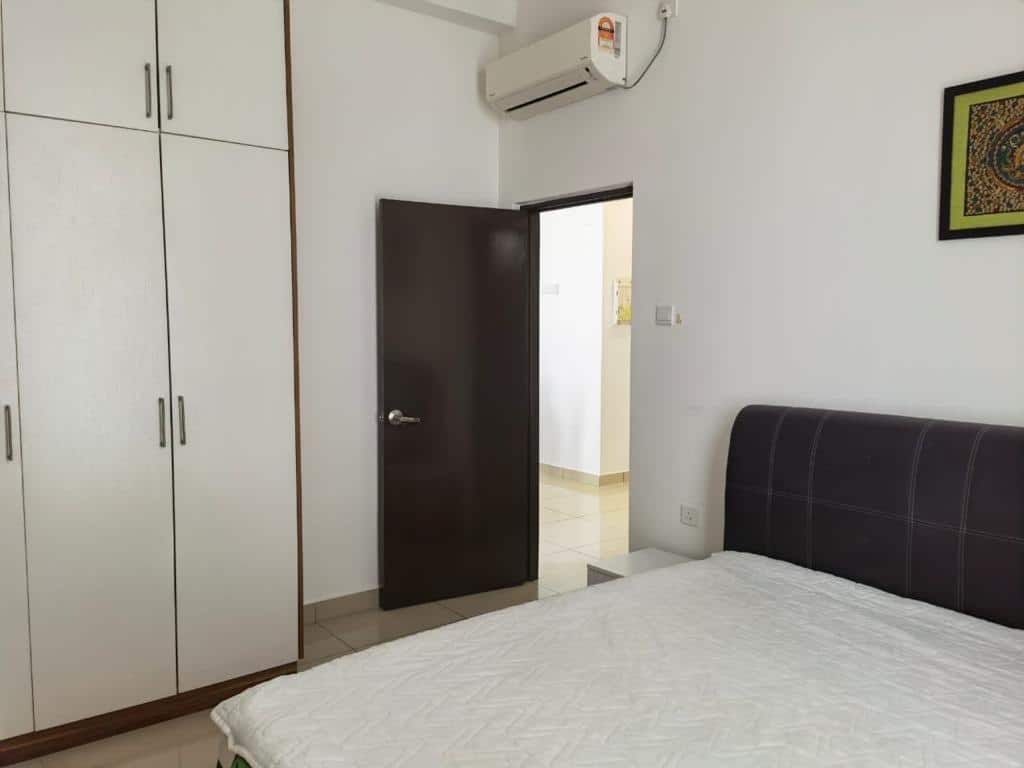Condominium Larkin Condominium 1