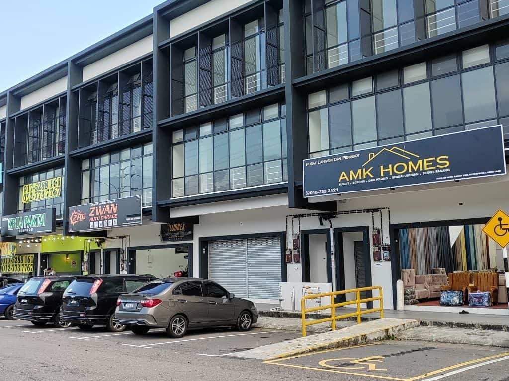3 storey Shoplot Corner Unit Jalan Bandar Cemerlang 1