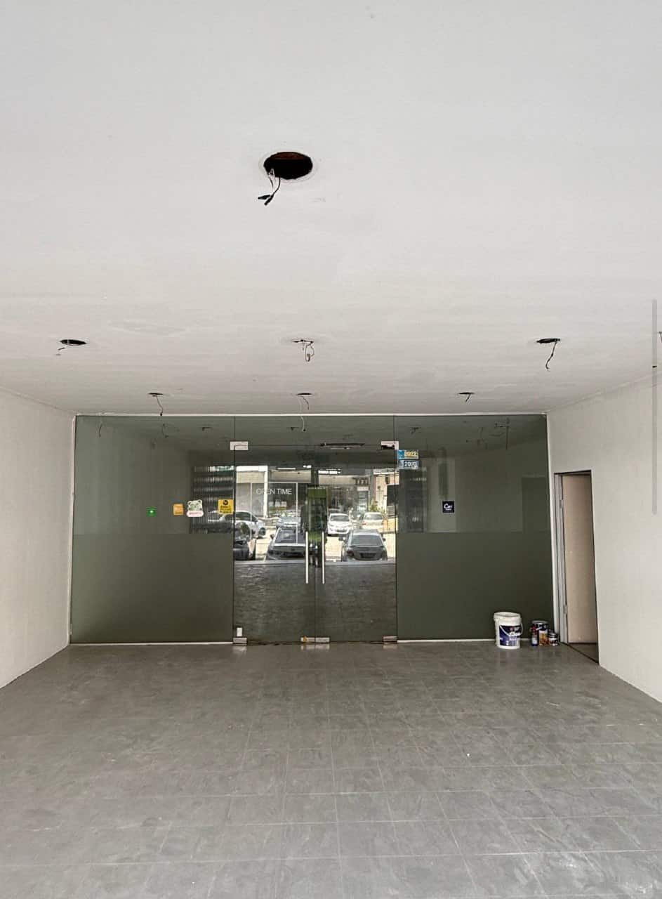 3 storey Shoplot Taman Molek 4