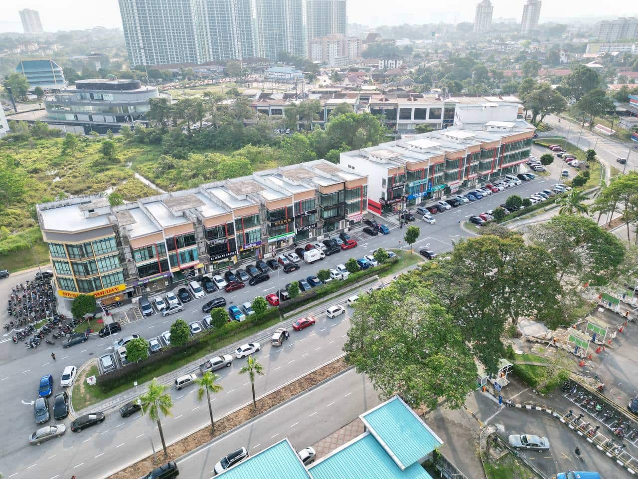 3 Storey Shop lot (Corner) Larkin Town Centre 3