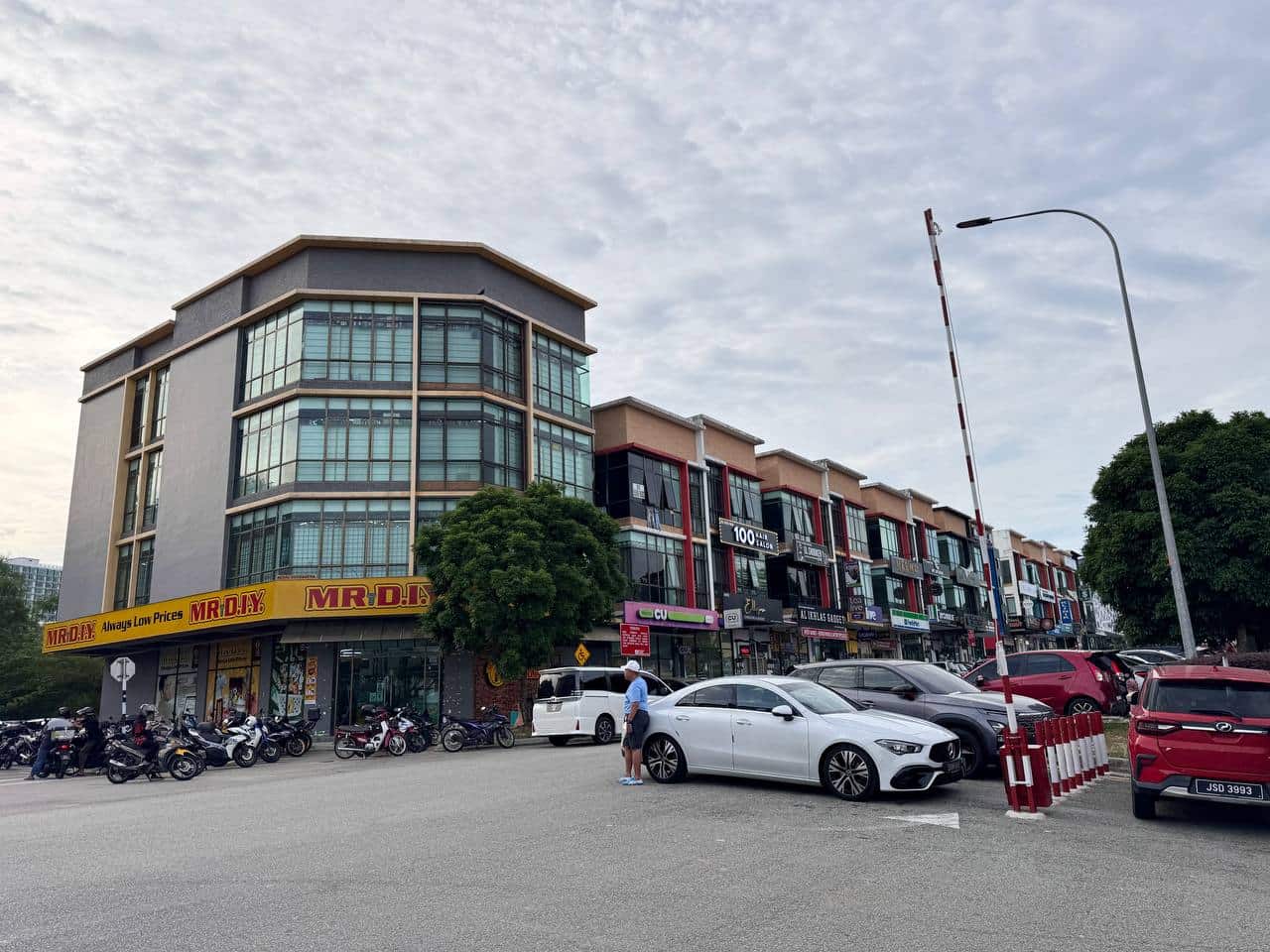 3 Storey Shop lot (Corner) Larkin Town Centre