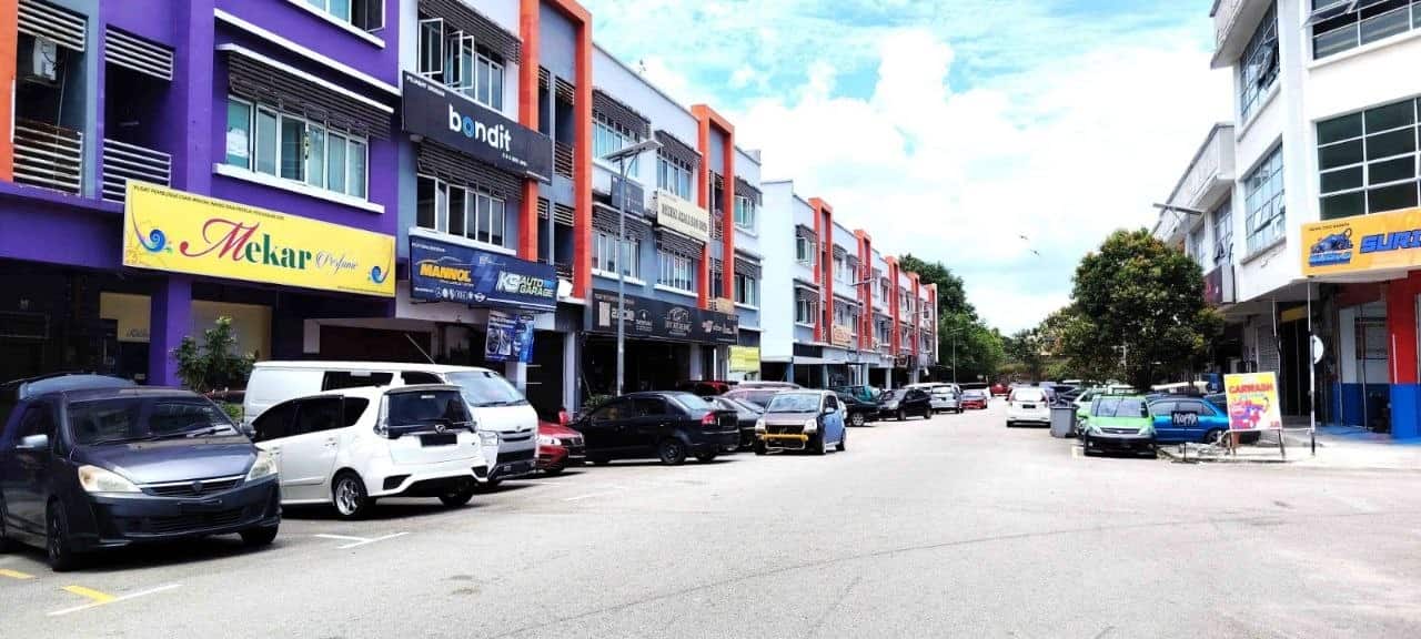 3 Storey Shop-lot Intermediate Unit Taman Bukit Dahlia Pasir Gudang 2