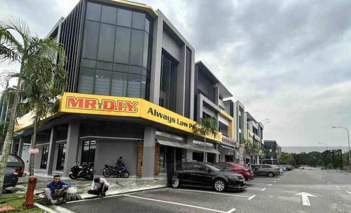 3 Storey Shoplot Taman Mount Austin 2