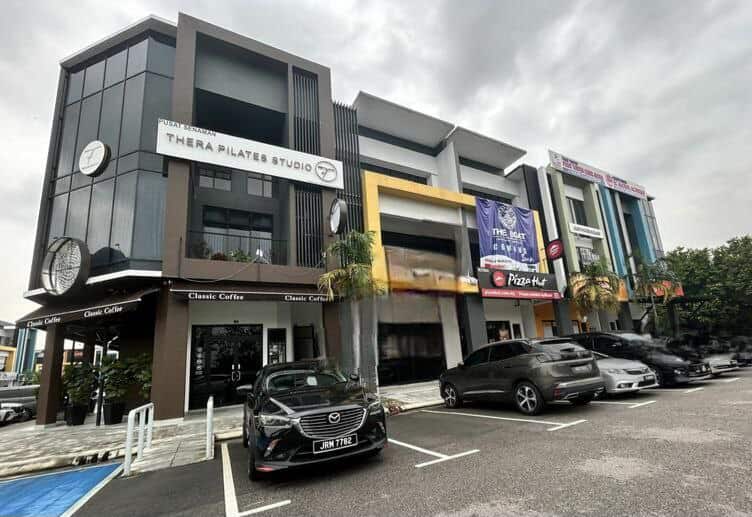 3 Storey Shoplot Taman Mount Austin 3