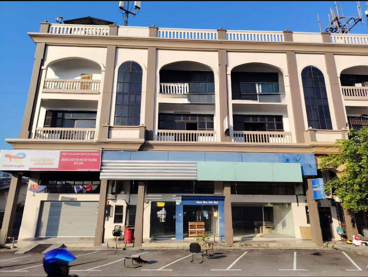 Three Storey Shop Jalan Skudai Batu 4 1/2 2
