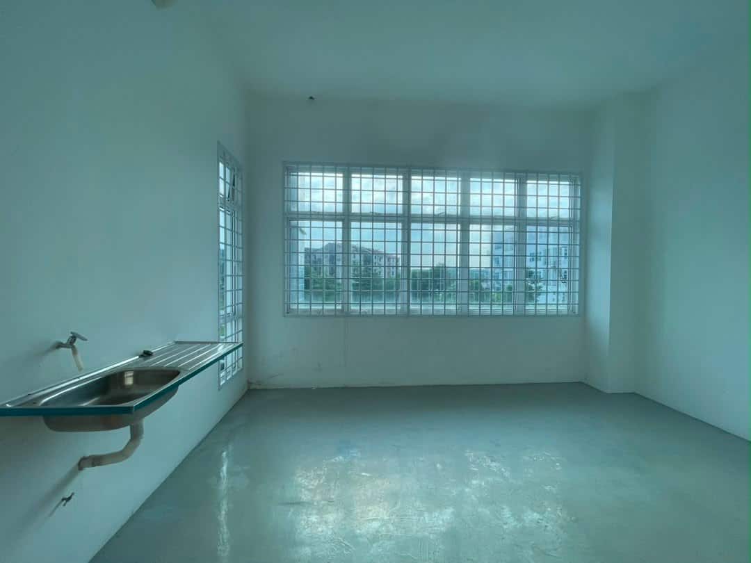 3 Storey Shoplot Taman Mount Austin 3