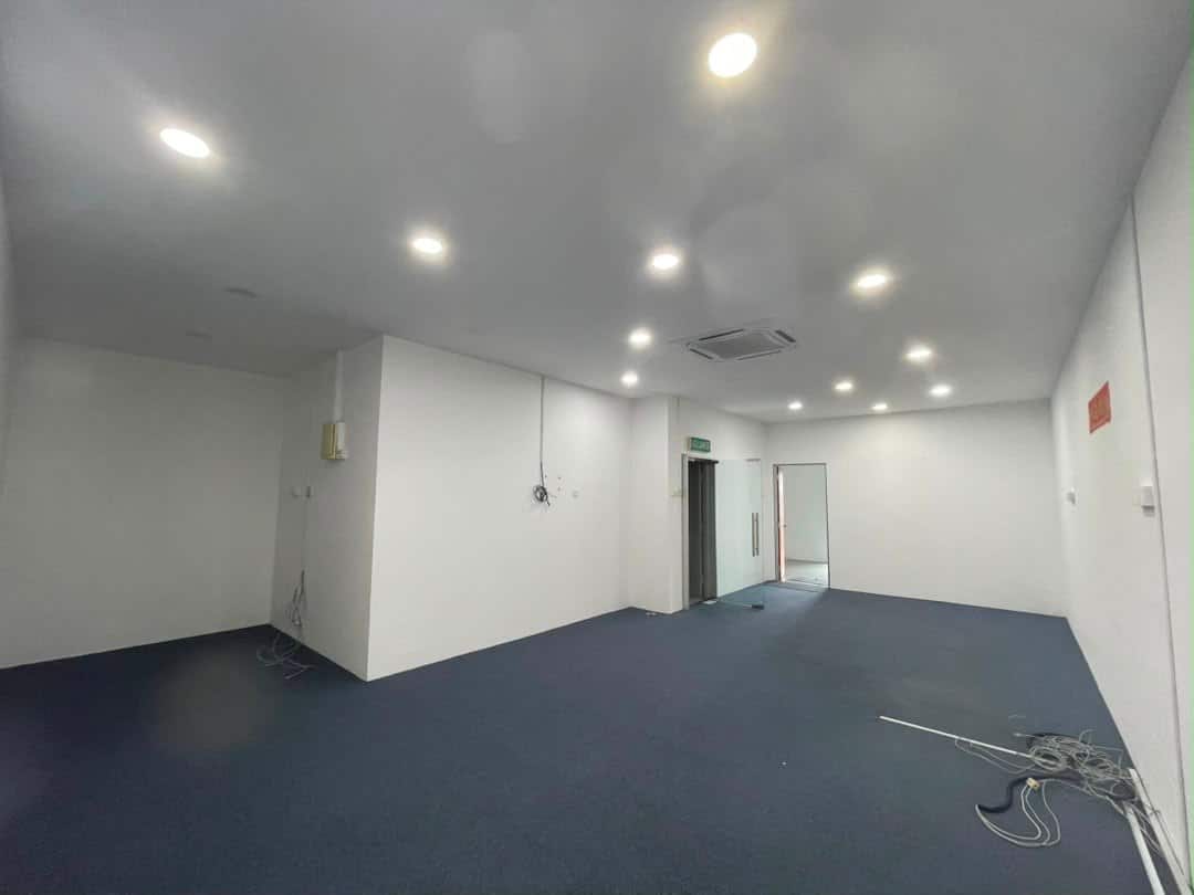 3 Storey Shoplot Taman Mount Austin 2