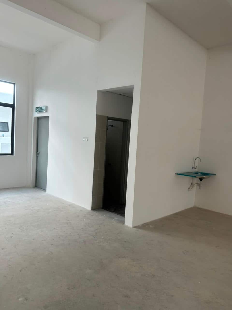 3-Storey Shoplot Pekan Nanas 8