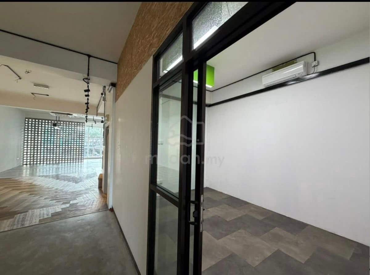3-Storey Shop Lot Taman Mount Austin 4