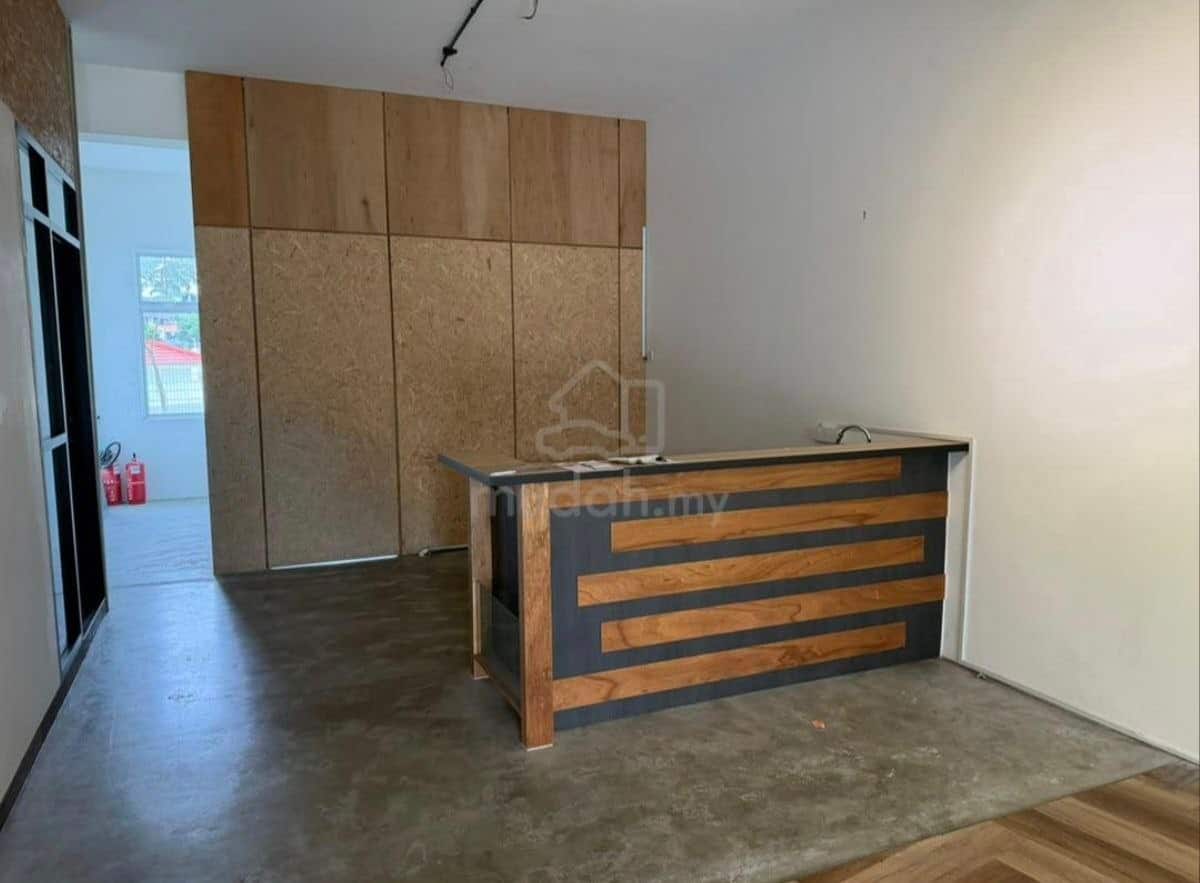 3-Storey Shop Lot Taman Mount Austin 6