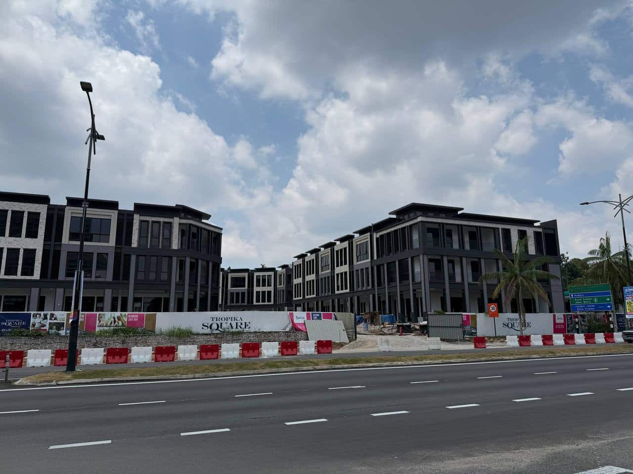 Taman Setia Tropika new shop FOR RENT
(2830)

-Tro… 1