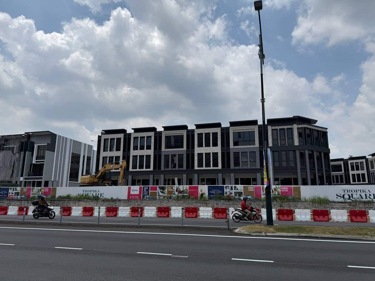 Taman Setia Tropika new shop FOR RENT
(2830)

-Tro… 3