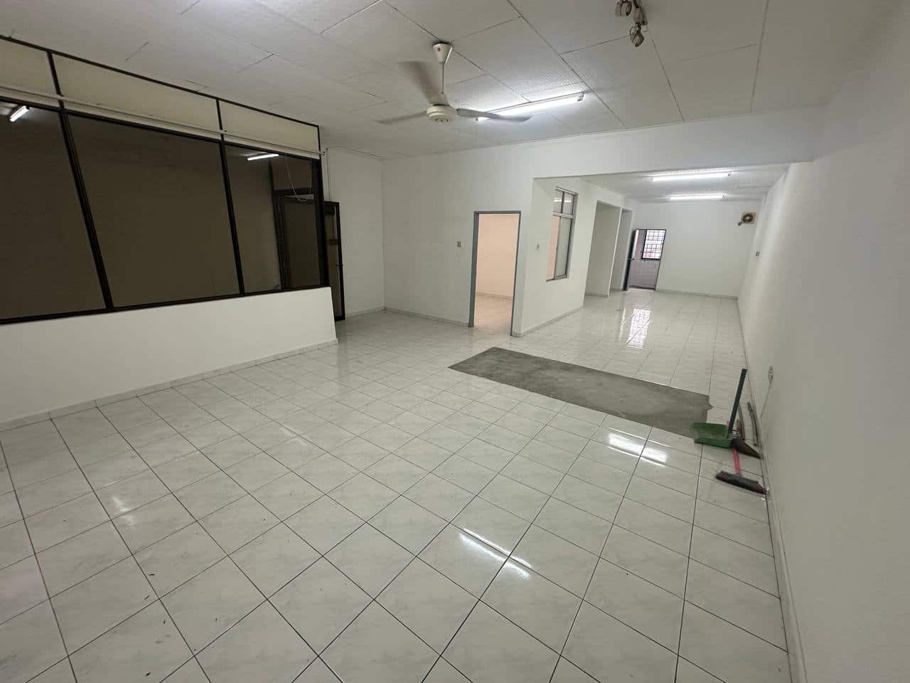 Tun Aminah facing main road 1st Floor Shop for ren… 3