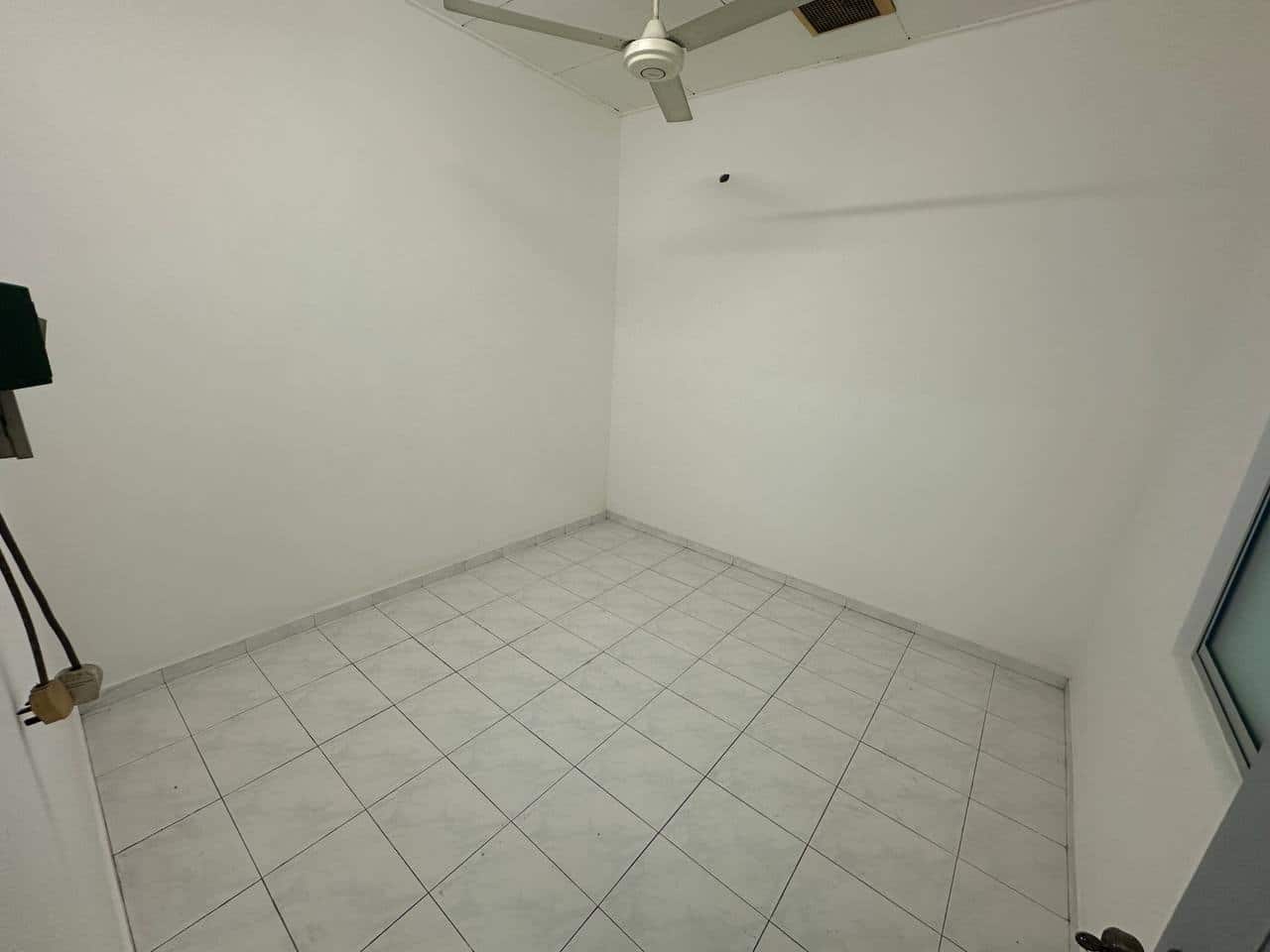 Tun Aminah facing main road 1st Floor Shop for ren… 4