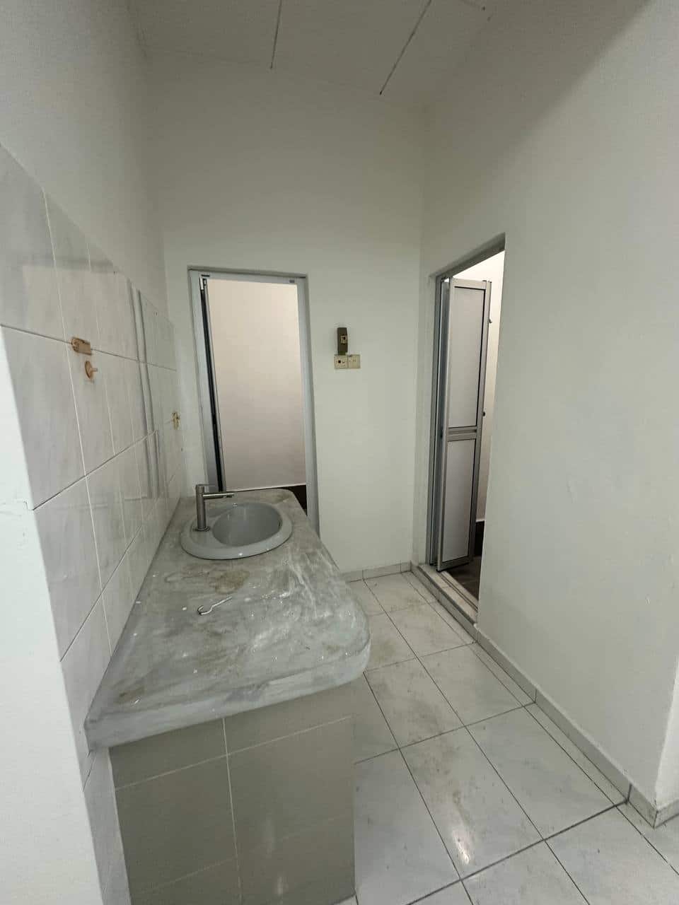 Tun Aminah facing main road 1st Floor Shop for ren… 6