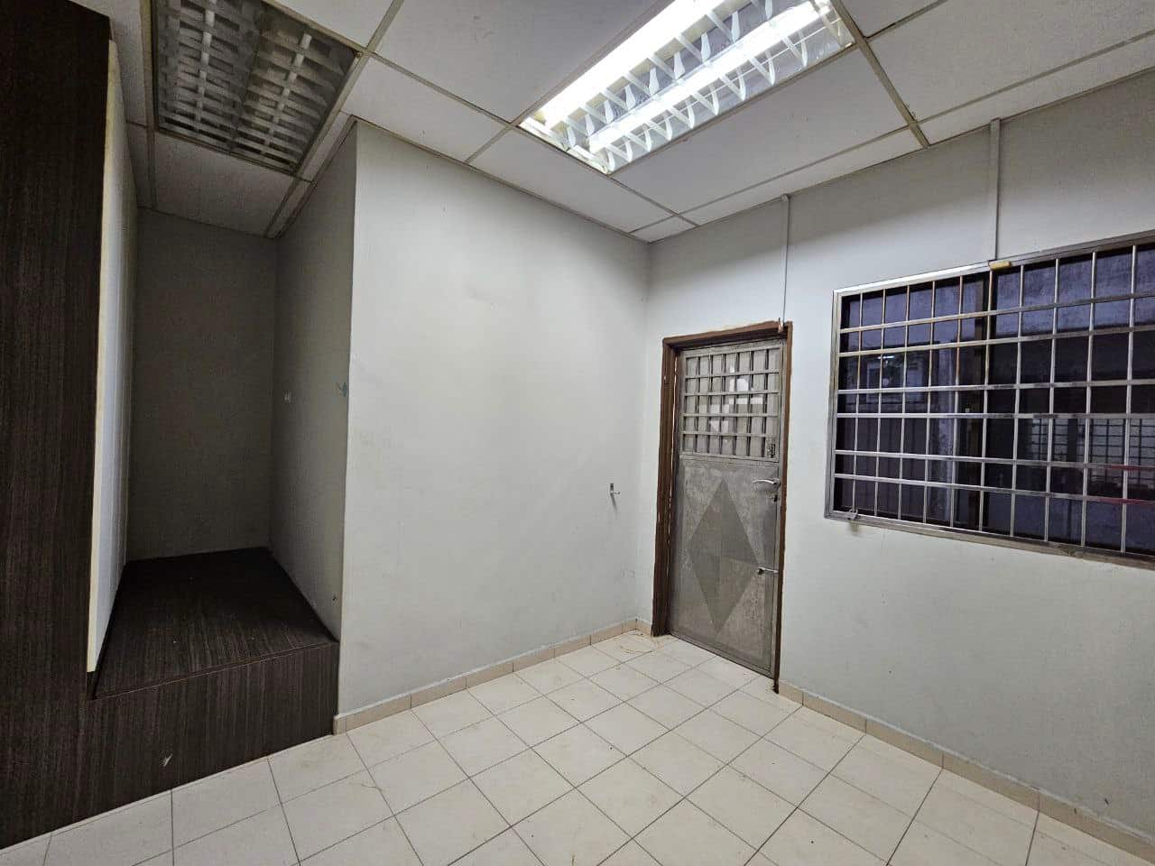 3 Storey Shoplot Mount Austin 7