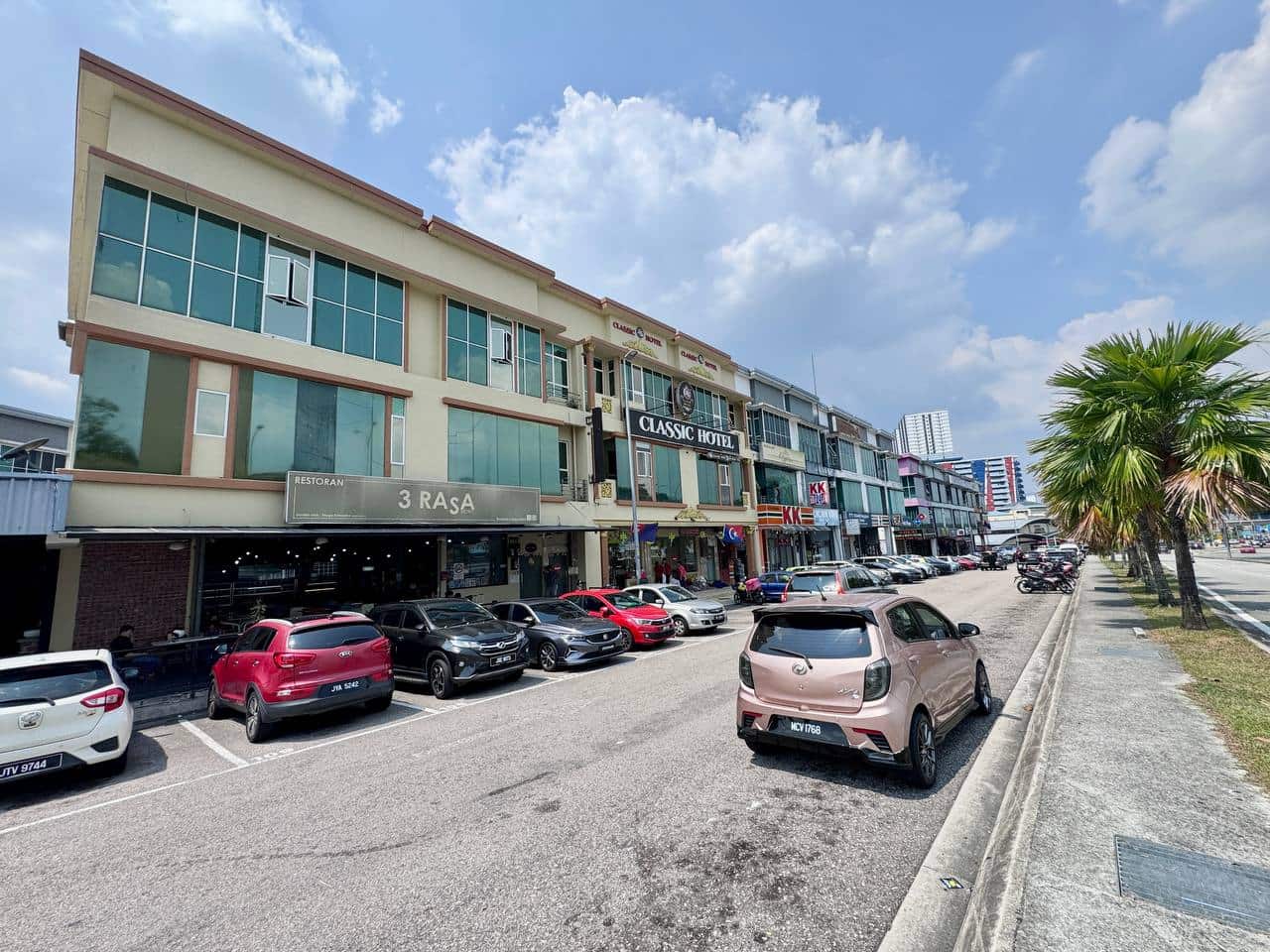 3 Storey Shoplot Intermediate Dataran Larkin 1 2