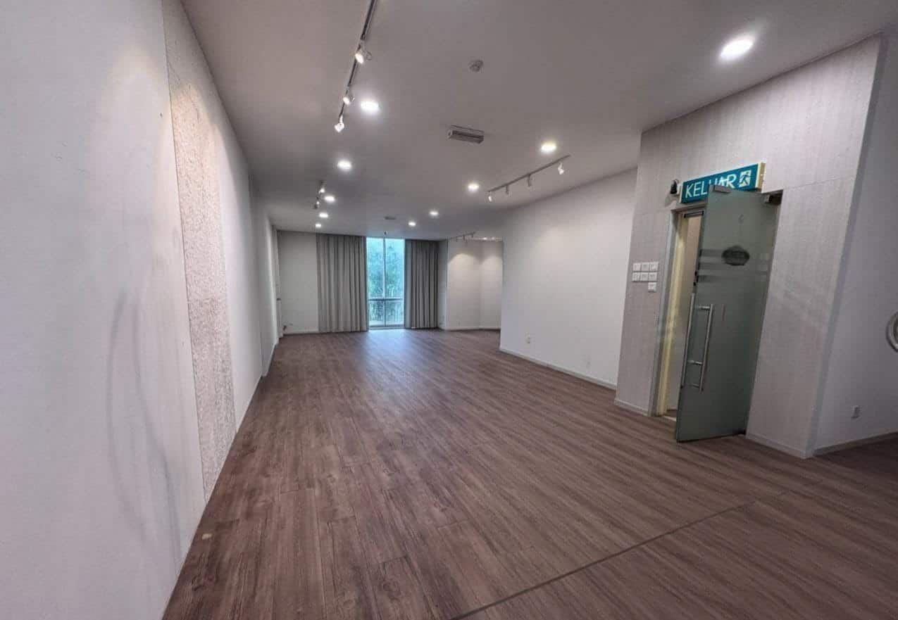 3-Storey Shop Office Mount Austin 1