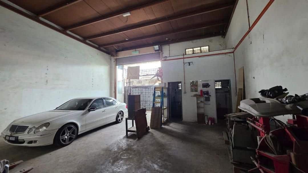 1.5 Storey Terrace Factory Seelong 1